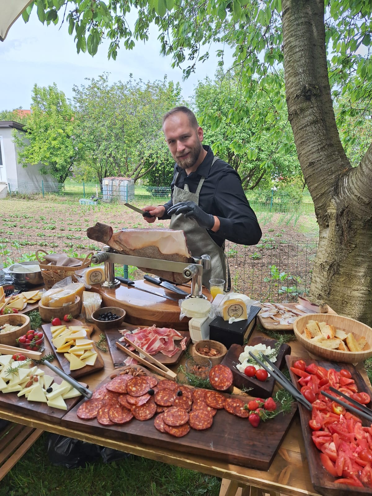 Denis Pešorda reže pršut na outdoor eventu