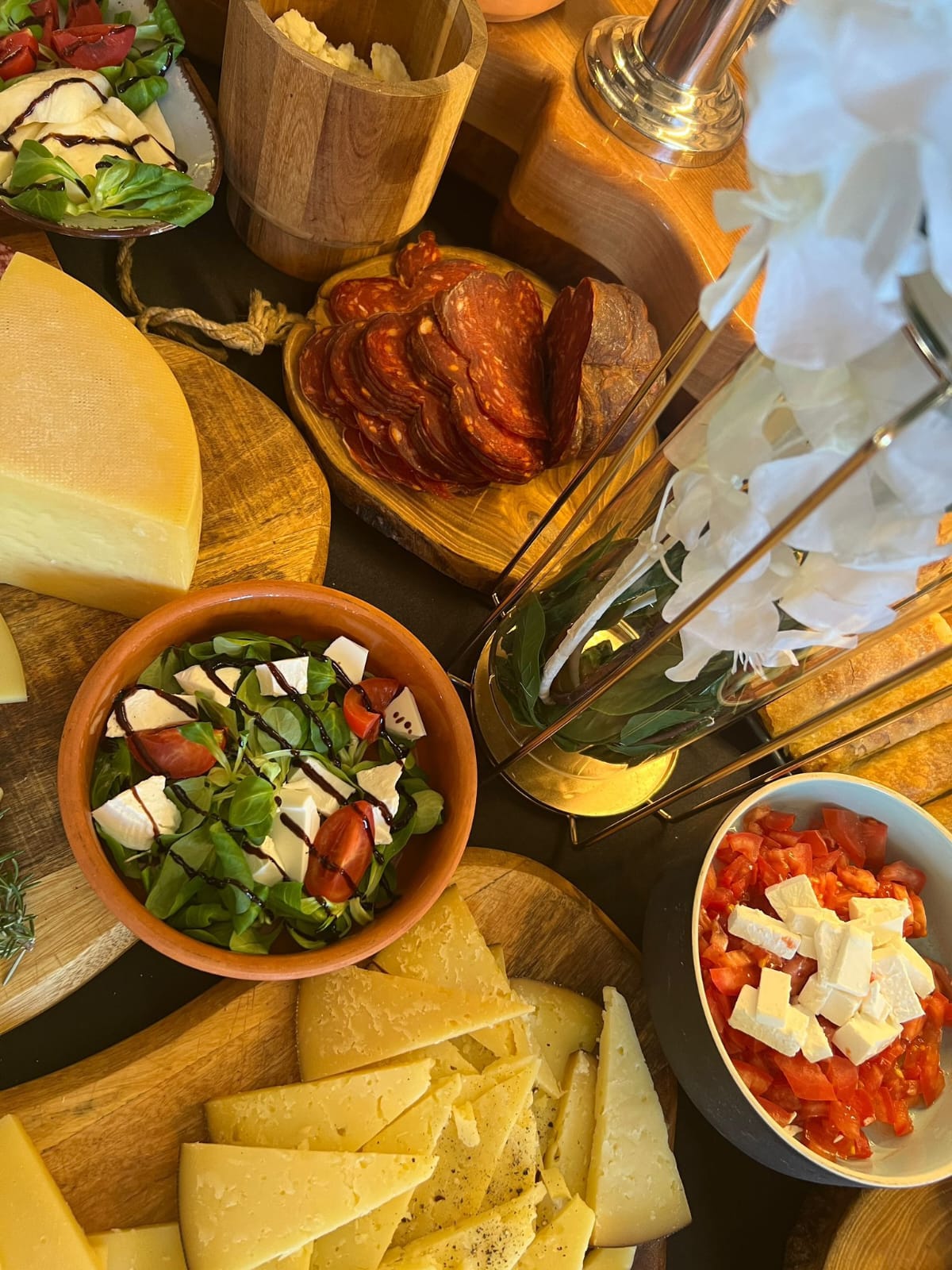 Catering stol s sirevima i suhomesnatim proizvodima