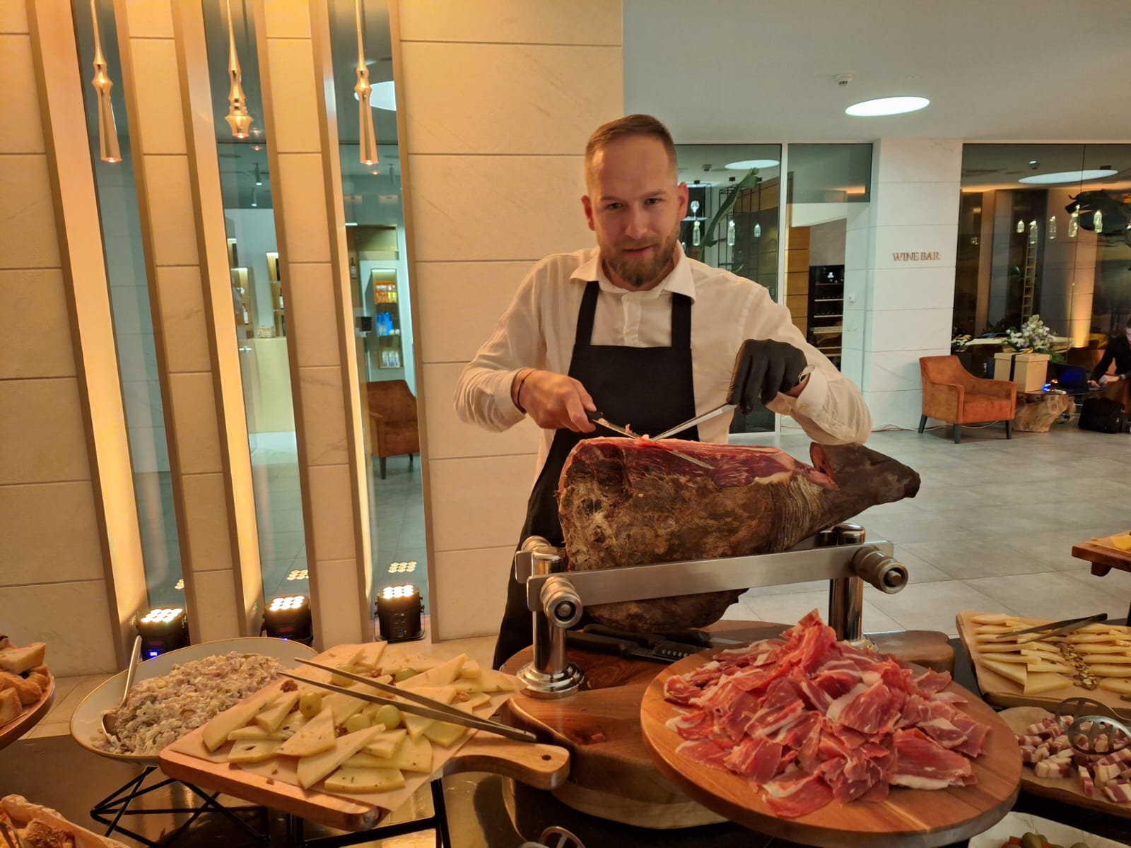 Profesionalno rezanje pršuta u restoranu