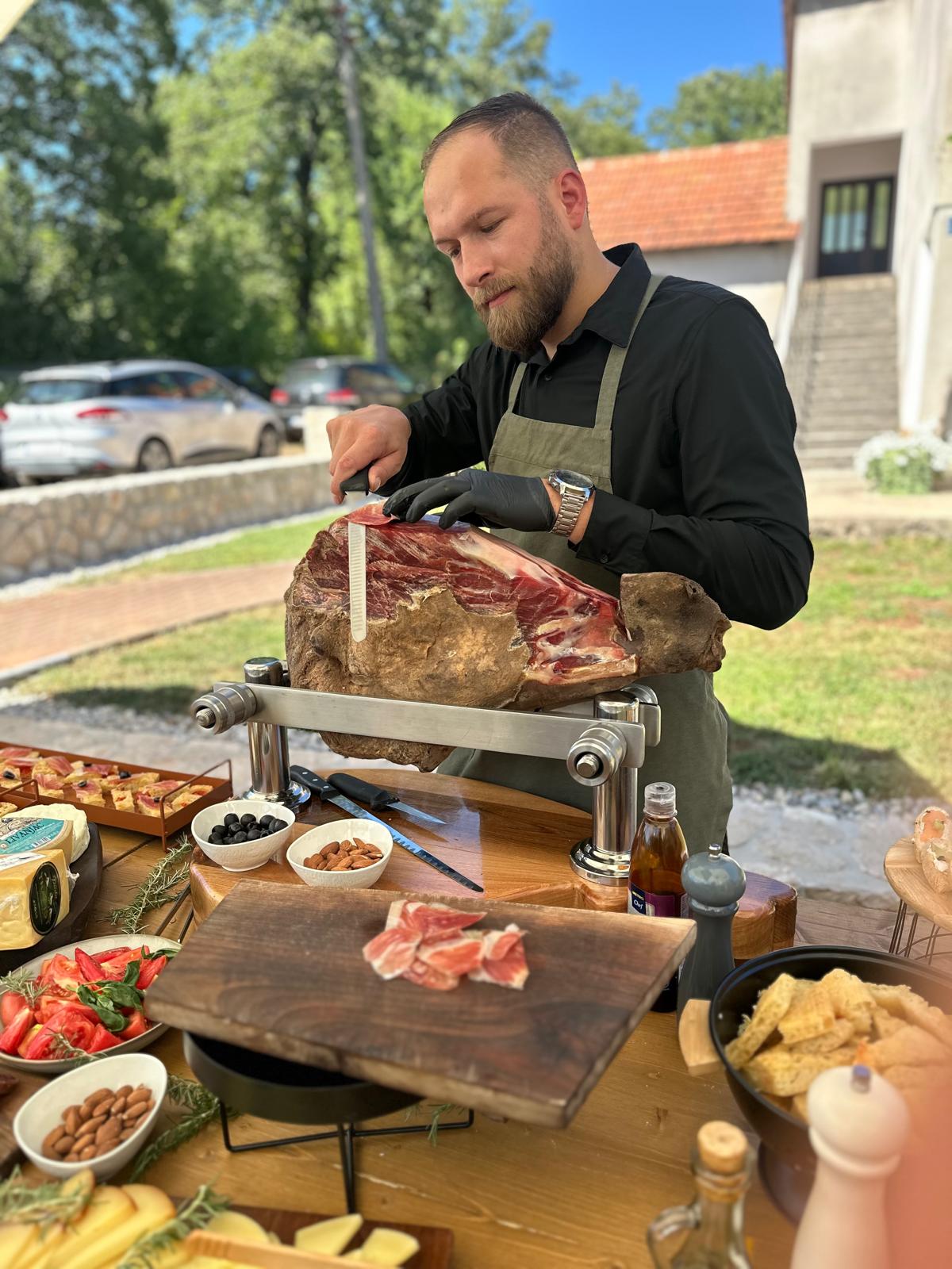 Denis Pešorda reže pršut na svečanosti