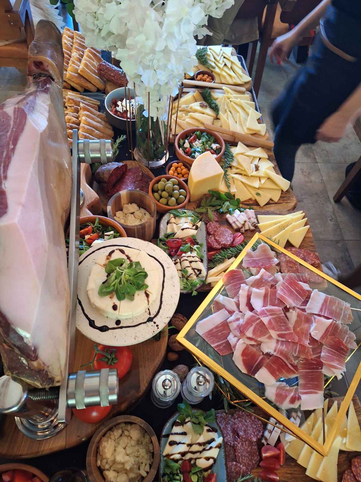 Detalji catering postave s cvijećem